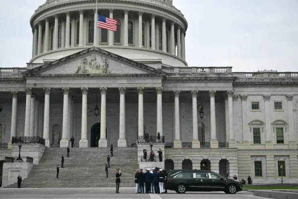 US House Votes to End Iran War as 7 GOP Members Back
